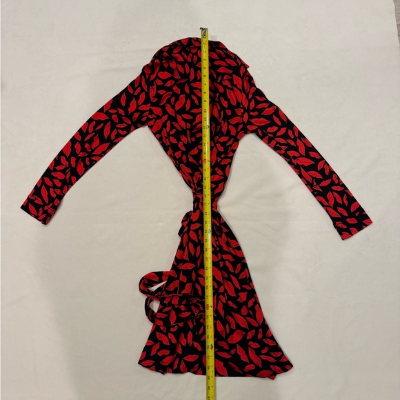 Diane Von Furstenburg Black Silk Jersey Wrap Dress With Red Lips Print - Picture 12 of 14